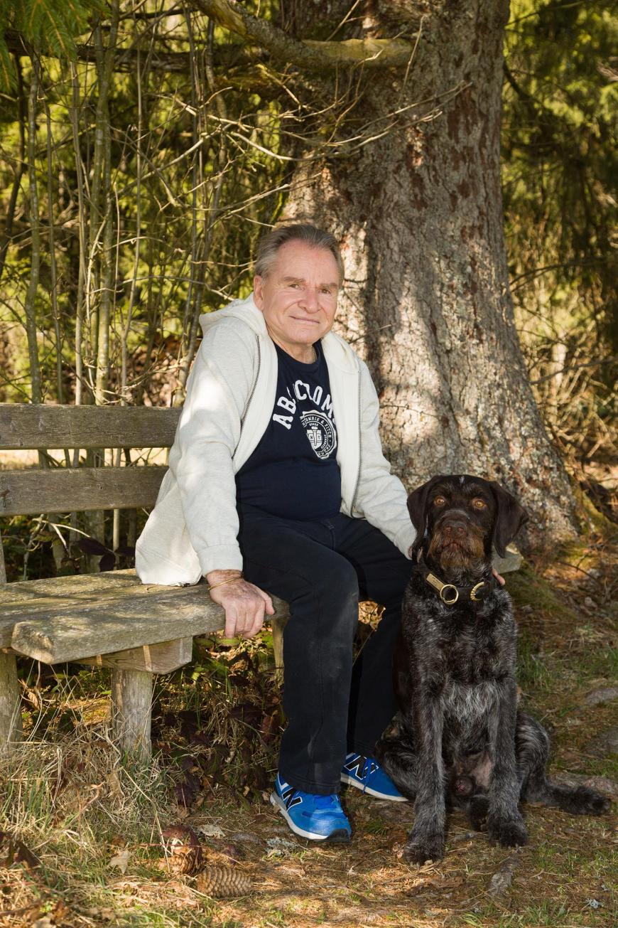 Schauspieler Fritz Wepper mit seinem Jagdhund Aron.