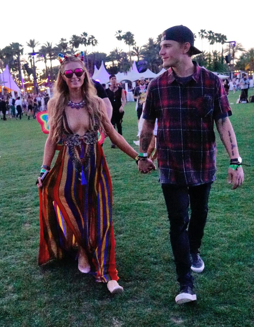 Paris Hilton präsentierte sich in einem bodenlangen Regenbogenkleid und turtelte mit Freund Chris Zylka.