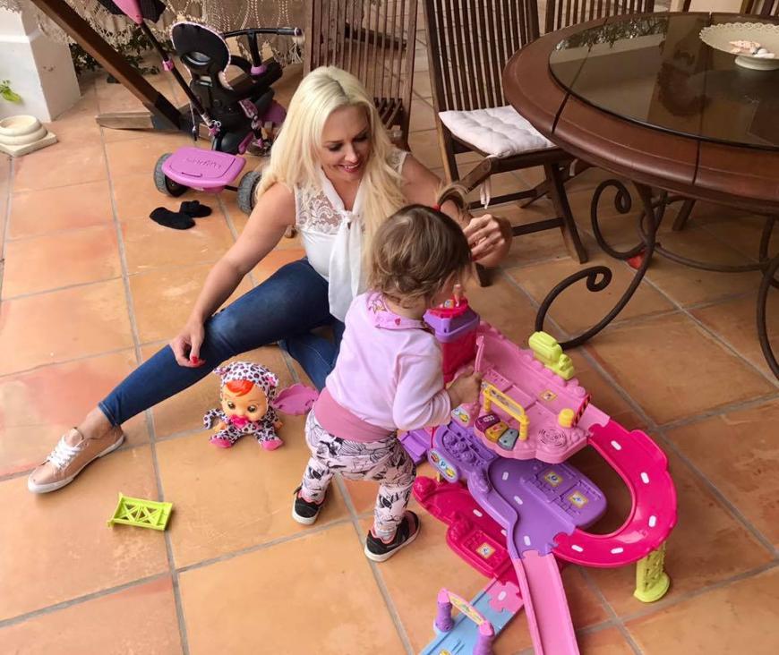 "Schaut mal, das hat Sophia vom Osterhasen bekommen" .... An diesem Posting von Daniela Katzenberger scheiden sich die Geister. 