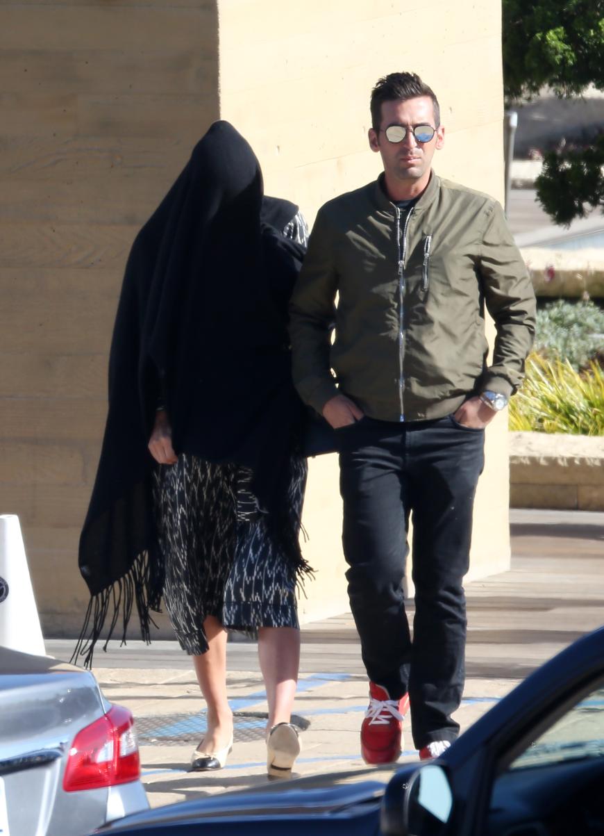 Irina Shayk (l.) nach der Geburt beim Verlassen eines Restaurants in Malibu.