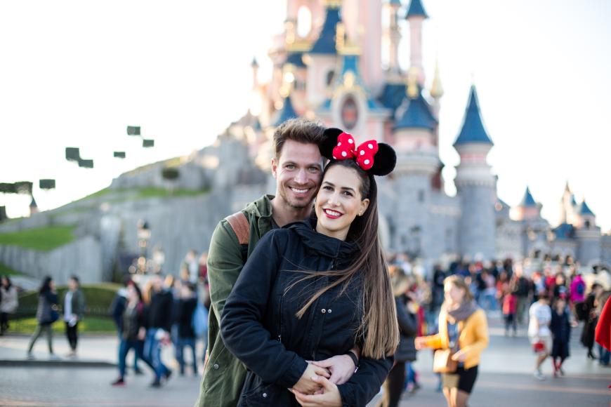 Kuppelshow-Liebe, die hält? Clea-Lacy Juhn und Sebastian Pannek im Disneyland.