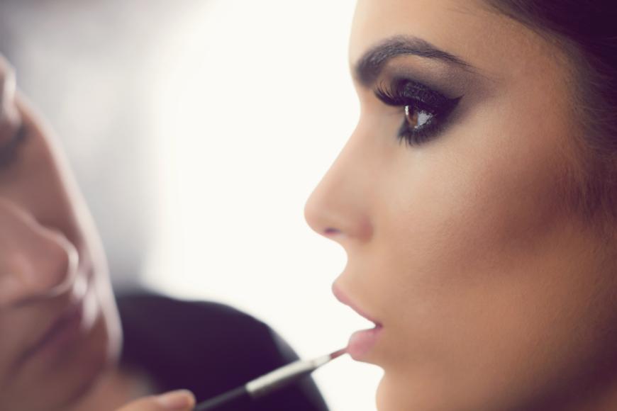 Der Look mit den gemalten Lippenpiercings ist super easy zu schminken!