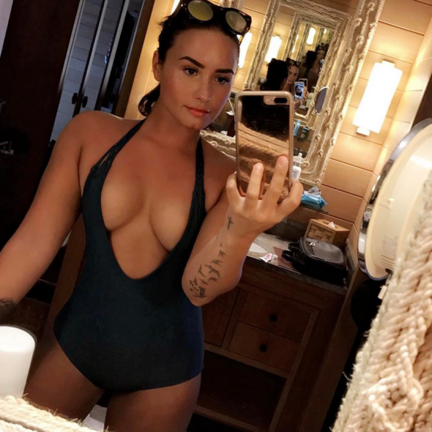 Oh là là! Mit diesem heißen Urlaubs-Schnappschuss beglückte Demi Lovato, 24, ihre Instagram-Follower - das XXL-Dekolleté kann sich wirklich sehen lassen...