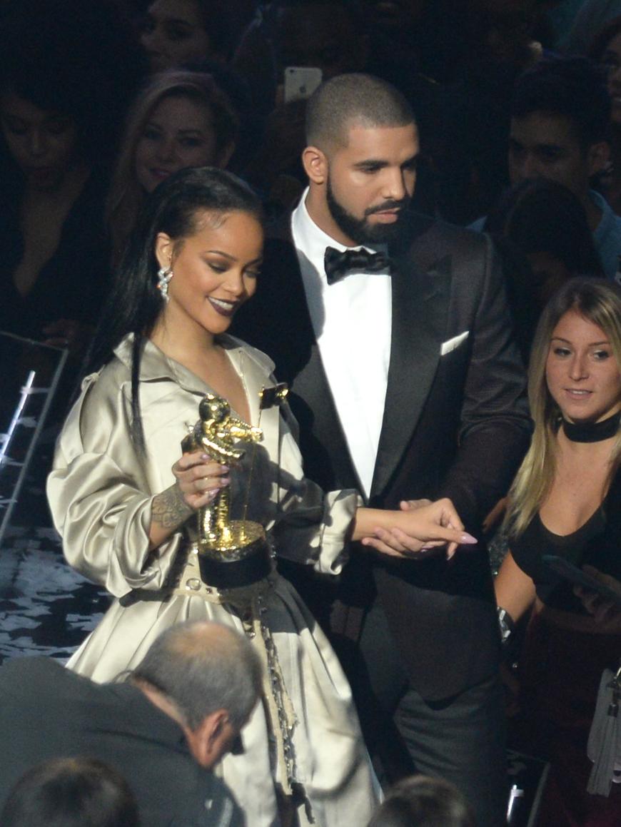 Instagram-Model Layla Lace hatte Drake vorgeworfen, sie geschwängert und anschließend blockiert zu haben. Ex-Freundin Rihanna soll den Anschuldigungen des Models nicht glauben.