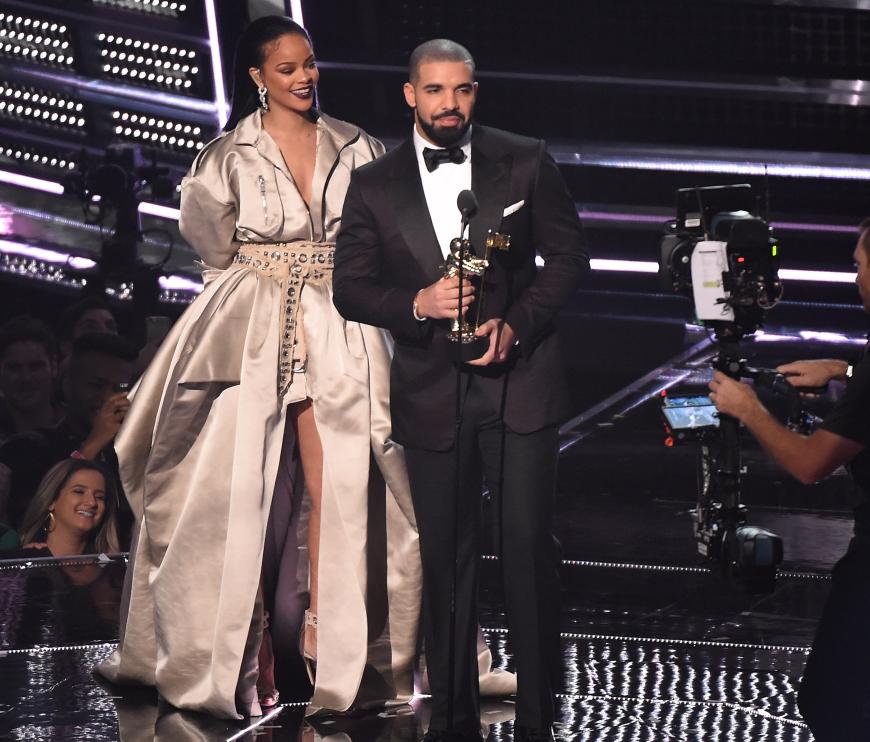 Jetzt äußerte sich auch Ex-Freundin Rihanna zu den Negativ-Schlagzeilen rund um Drake.