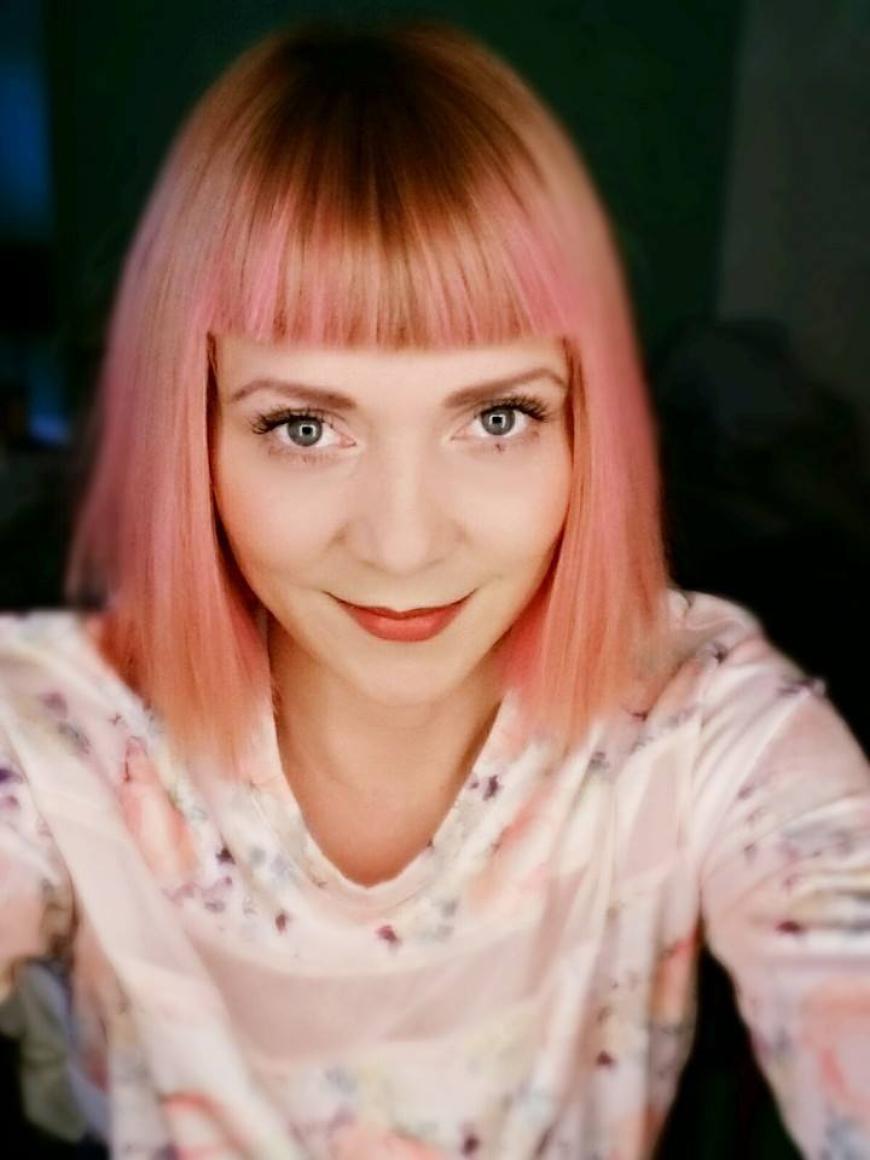 Kurze Zeit später kam dann auch noch eine Haarfarbe in Bonbon-rosa dazu.