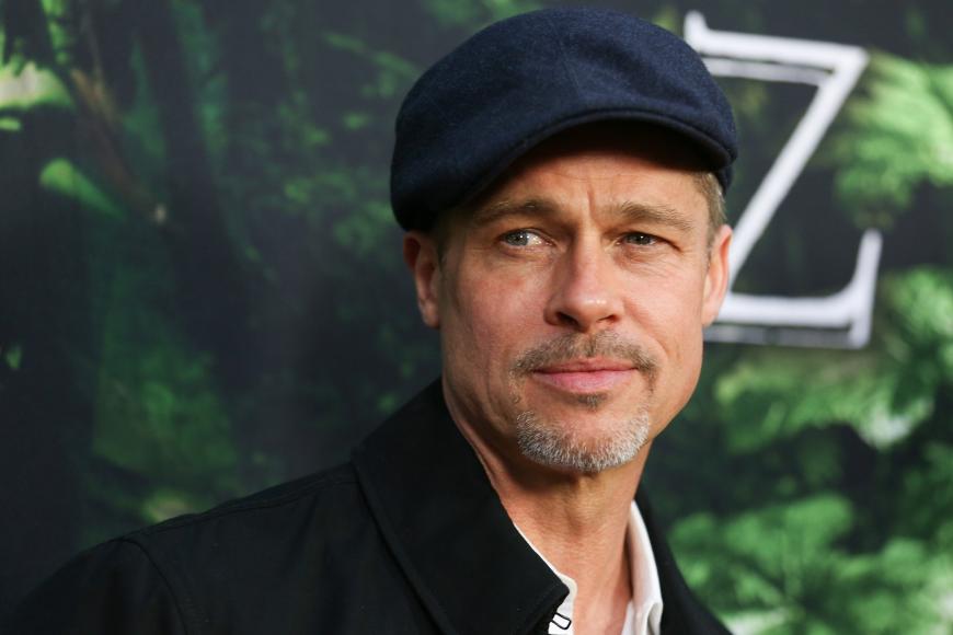Brad Pitt wohnt wieder mit einer Frau zusammen...