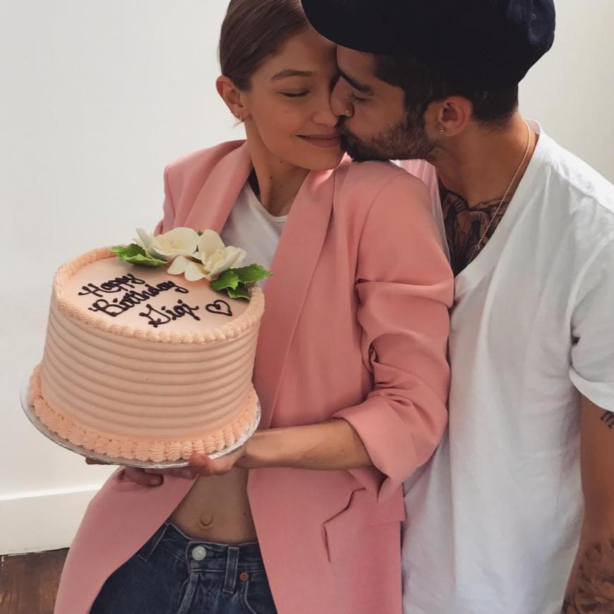 Seit November 2015 sind die beiden Twens Zayn Malik und Gigi Hadid liiert - mit kurzer Unterbrechung zwischendurch. Derzeit sind sie bis über beide Ohren verliebt, wie dieses Foto beweist. 