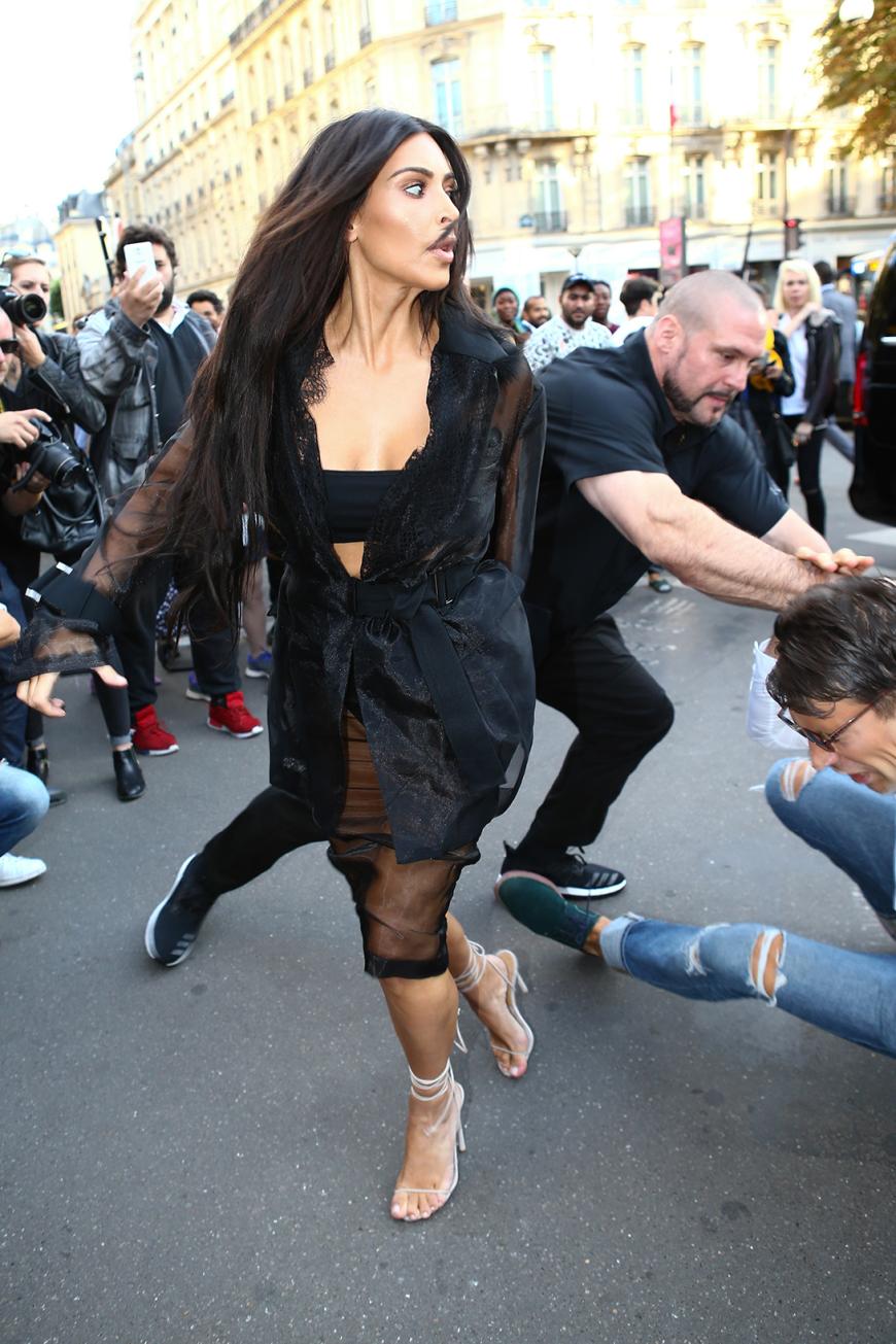 In Hollywood laufen Medienberichten zufolge derzeit die Verhandlungen um einen Film, der den brutalen Mord an Kim Kardashian und ihrer ganzen Familie zeigt.