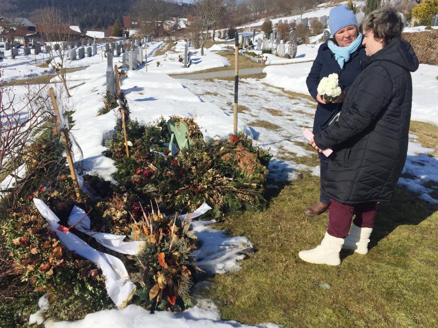 Beate Fischer und Vera Int-Veen besuchen gemeinsam das Grab von Mutter Irene. Dabei verrät die 34-Jährige: