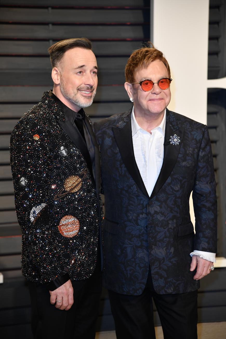 Die Sorge um Elton John ist groß: Ehemann David Furnish steht dem Weltstar bei.