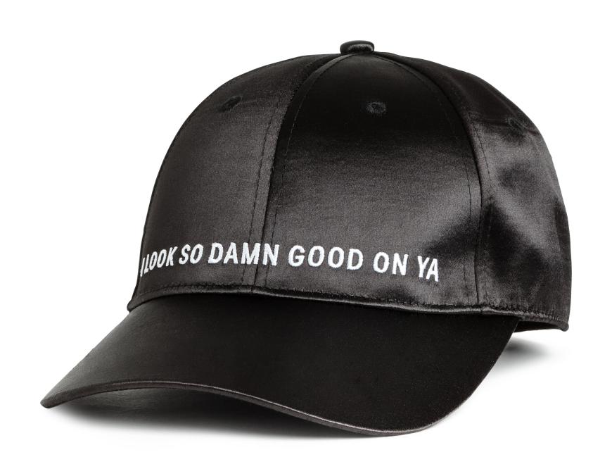 Diese Cap spricht Bände und das zu recht, denn wir sehen toll aus in der Kollektion von H&M und Zara Larsson! H&M, 15€.
