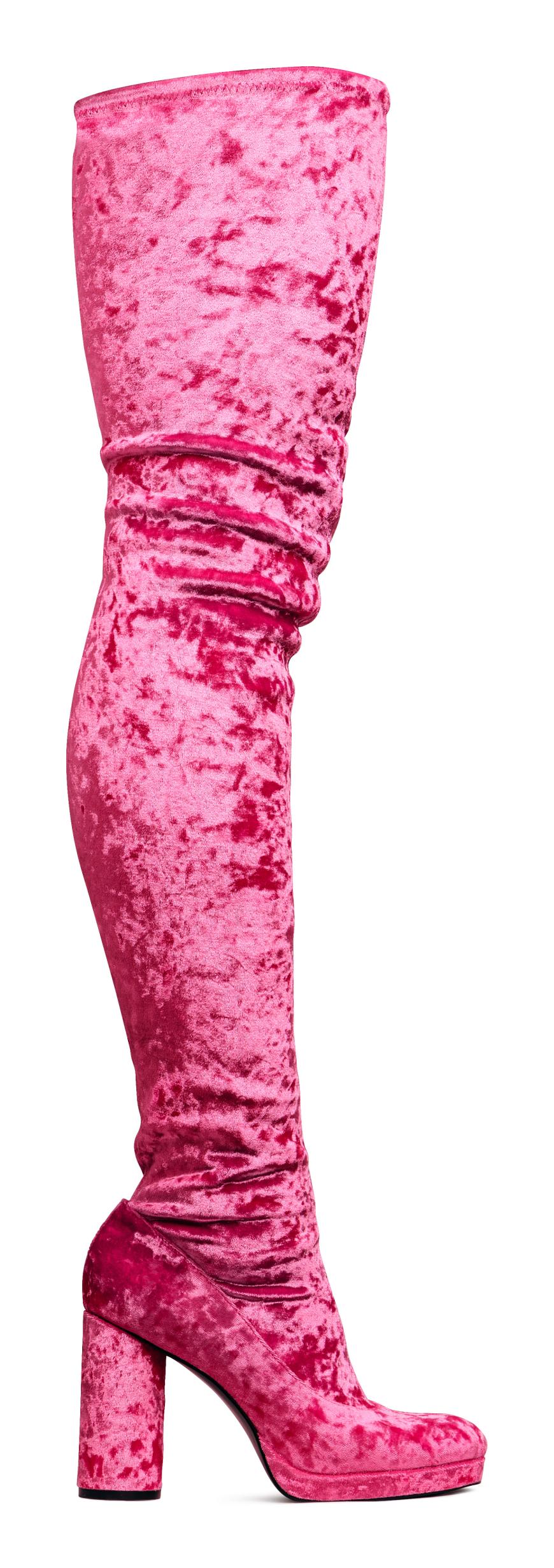 Ein absolutes Highlight der Kollektion von H&M und Zara Larsson ist dieser samtige, pinke Overknee-Stiefel! H&M, ca. 80€.