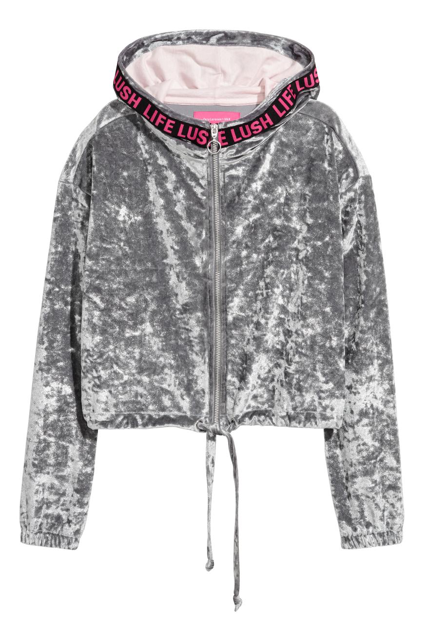 Einen samtigen cropped Hoodie, was wollen wir mehr? H&M, ca. 35€.