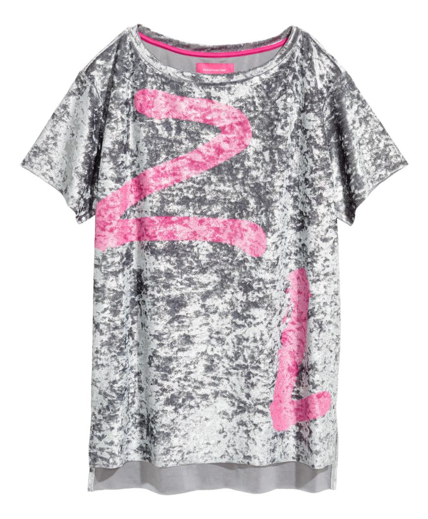 Dieses Longshirt, mit den Initialen der Sängerin, wird ca. 30€ kosten.