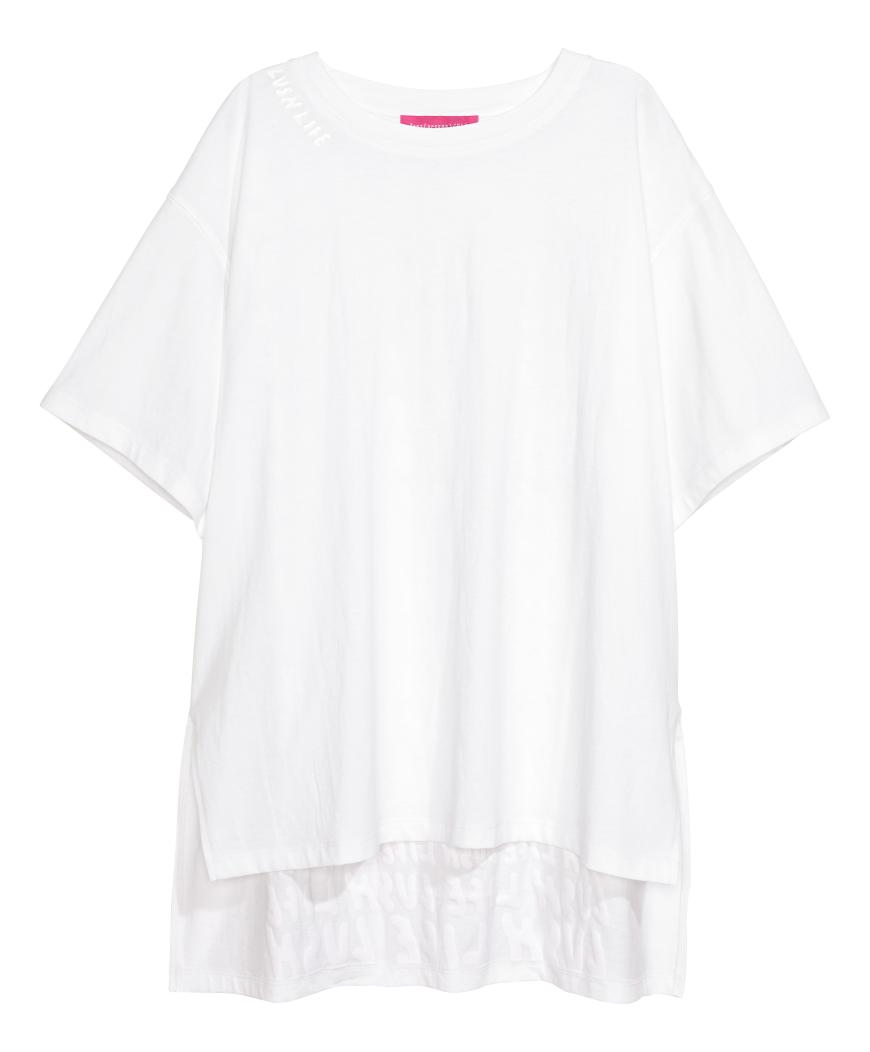Ein weißes Shirt muss nicht langweilig sein, das beweist Zara in ihrer Kollektion mit H&M, ca. 25€.