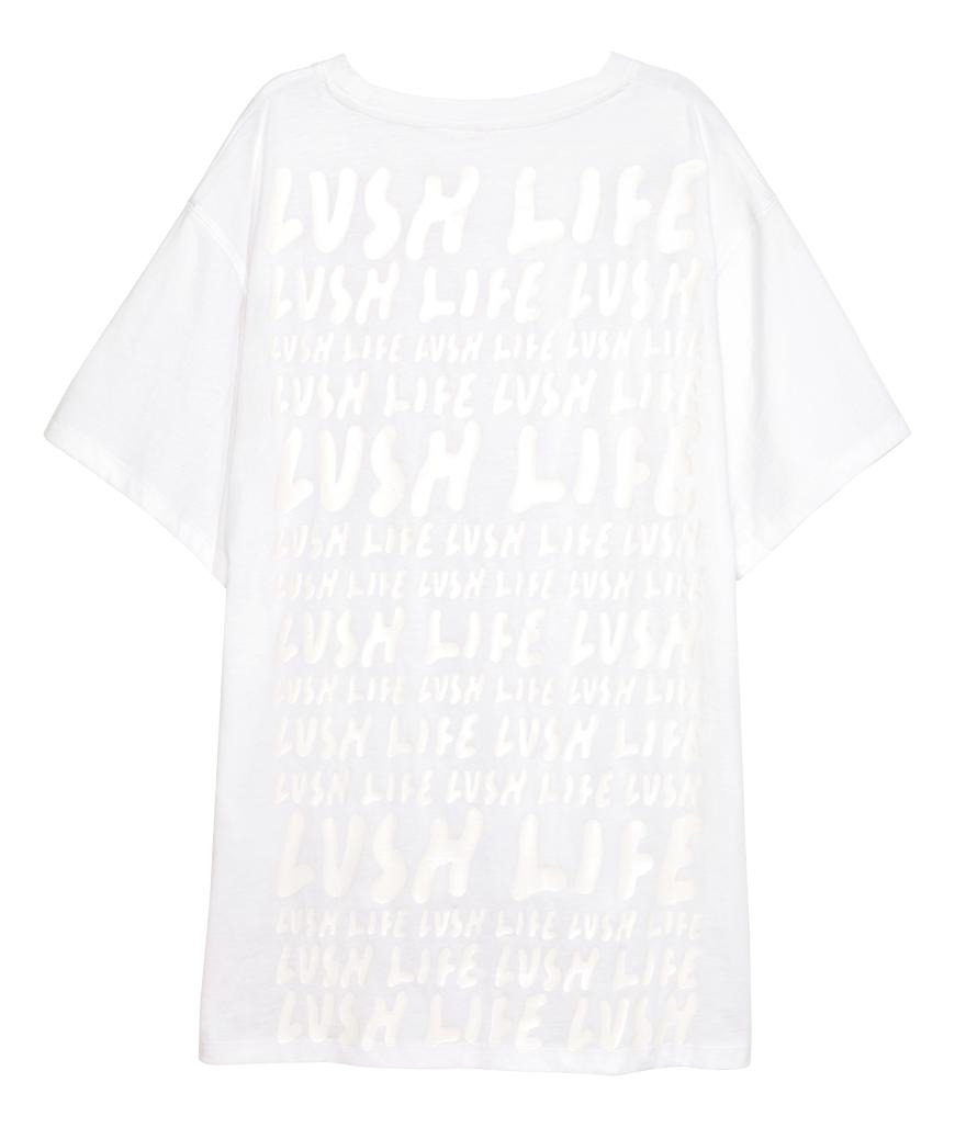 Hinten prangt auf dem coolen, weißen Shirt der Schriftzug