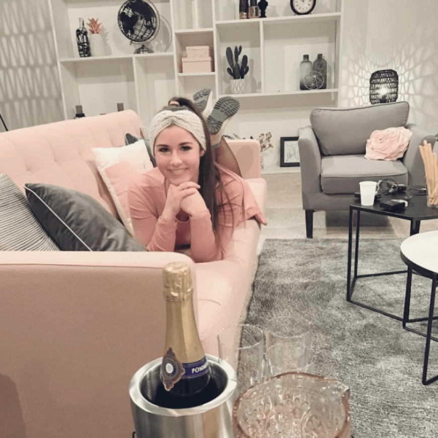 Dieses Wohnzimmer kommt den Fans von Sarah Lombardi überhaupt nicht bekannt vor... Ist sie etwa erneut umgezogen?