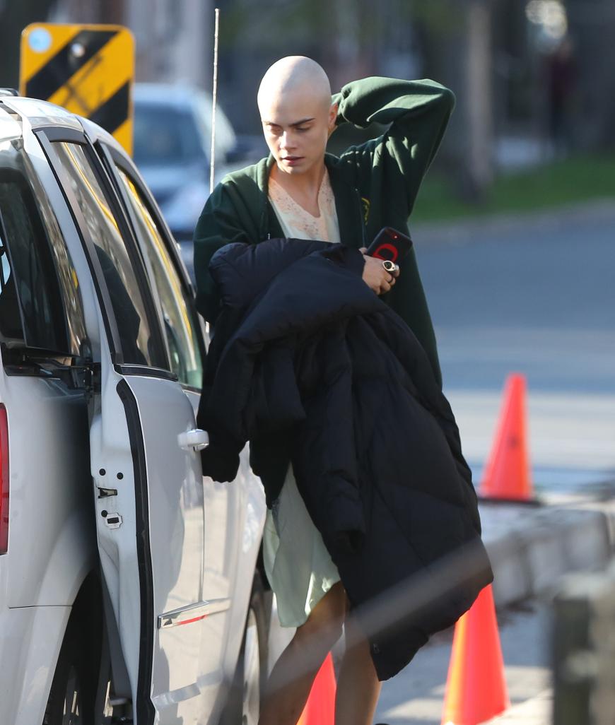 Cara Delevingne wurde jetzt auf neuesten Paparazzi-Aufnahmen mit einer Glatze gesichtet.