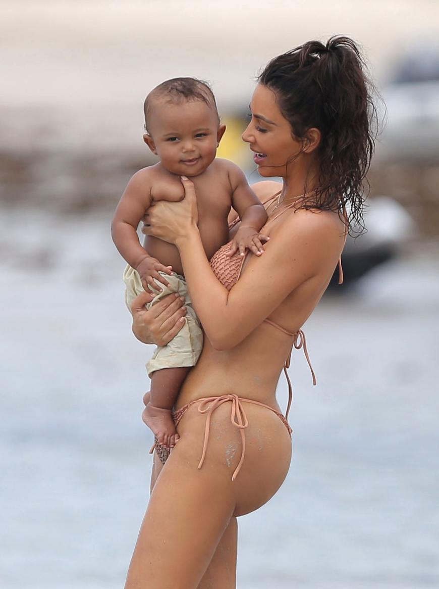 Kim Kardashian zeigte sich vor einem Jahr am Strand von Mexiko OHNE Cellulite.