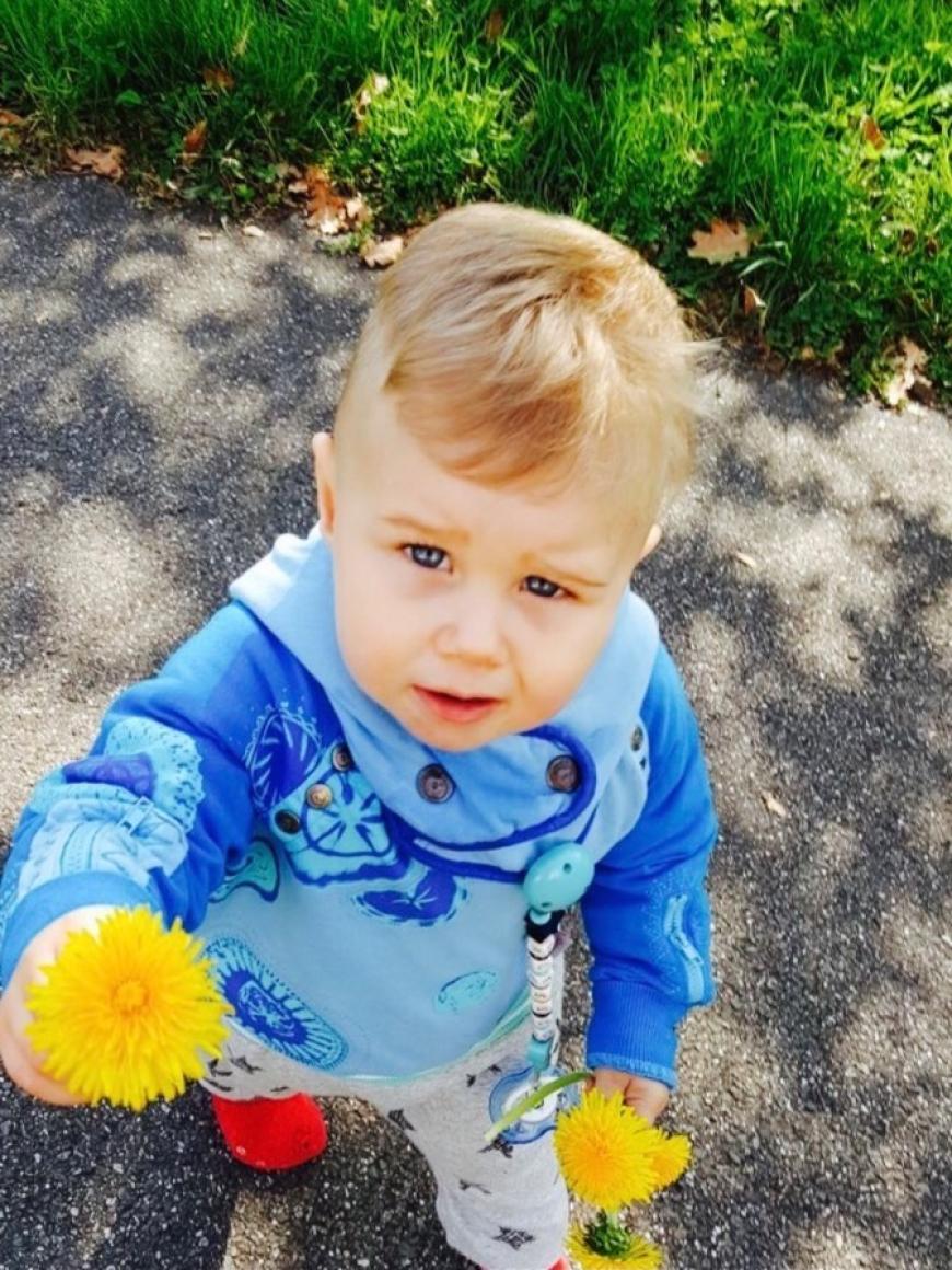 Eine Blume für Mama Sarah - endlich dürfen wir das süüüüße Gesicht von Alessio sehen!
