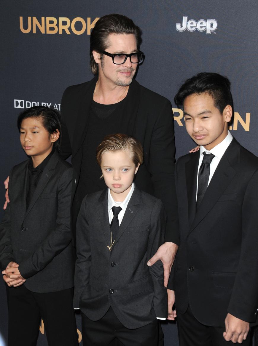 Knapp acht Monate nach der Trennung von Angelina Jolie nähern sich Brad Pitt und seine Kinder endlich langsam wieder an. Vor allem Pax (l.) und Maddox (r.) hatten sich in den letzten Monaten stark von dem Schauspieler distanziert.