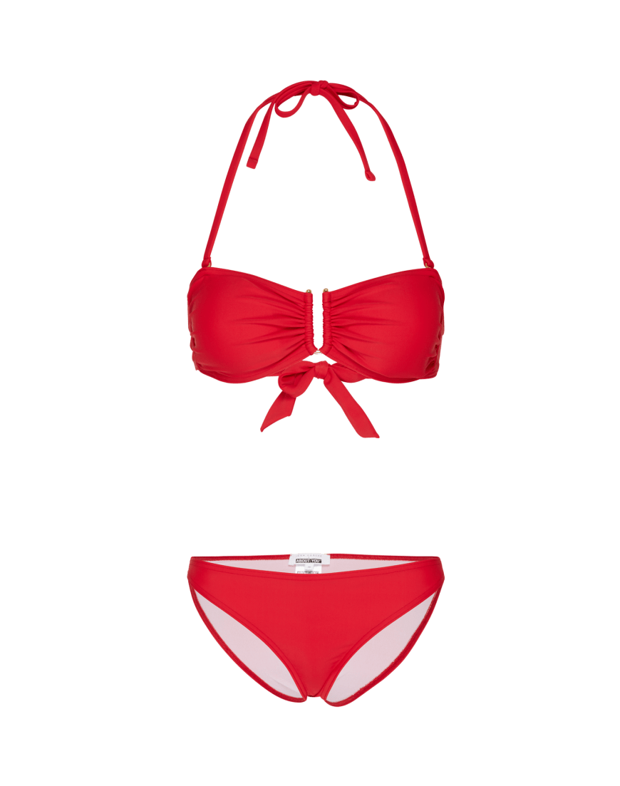 Wer keine Muster mag und stattdessen auf Knallfarben setzt, wird diesen roten Bikini lieben! 39.90 Euro über aboutyou.de.