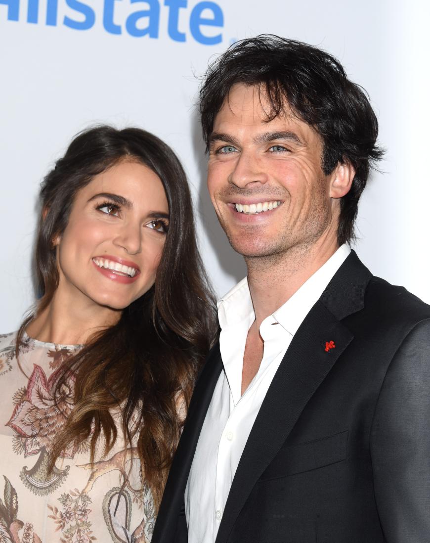 Nikki Reed und Ian Somerhalder verliebt auf den roten Teppich.