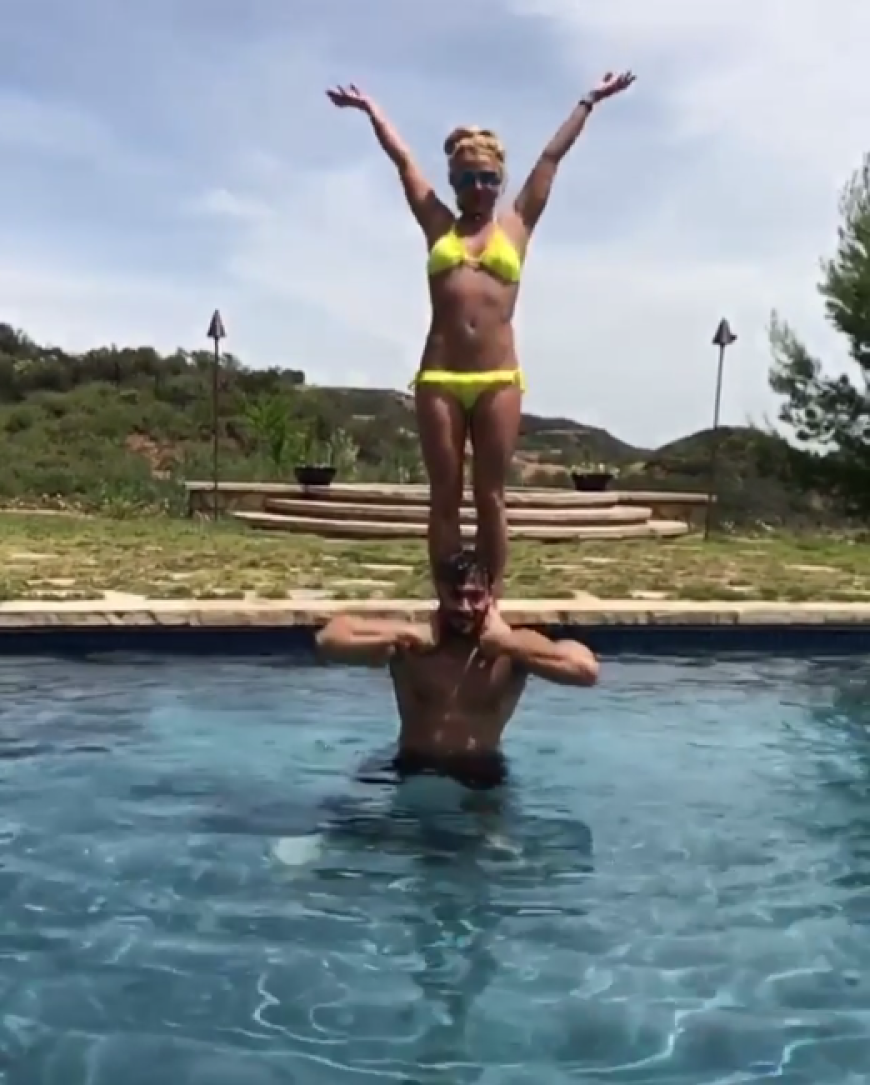 Britney Spears und Sam Asghari im Pool.