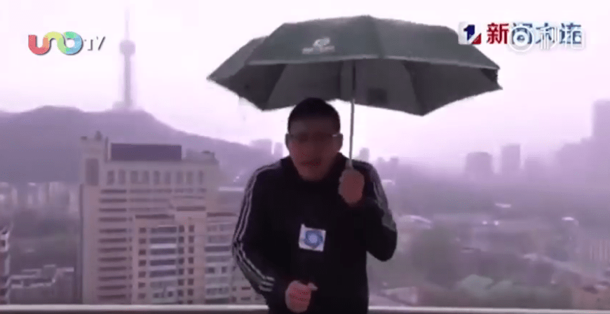 Als Liu Xiaodong nichtsahnend von einem Unwetter berichtet, wird der Moderator plötzlich vom Blitz getroffen.