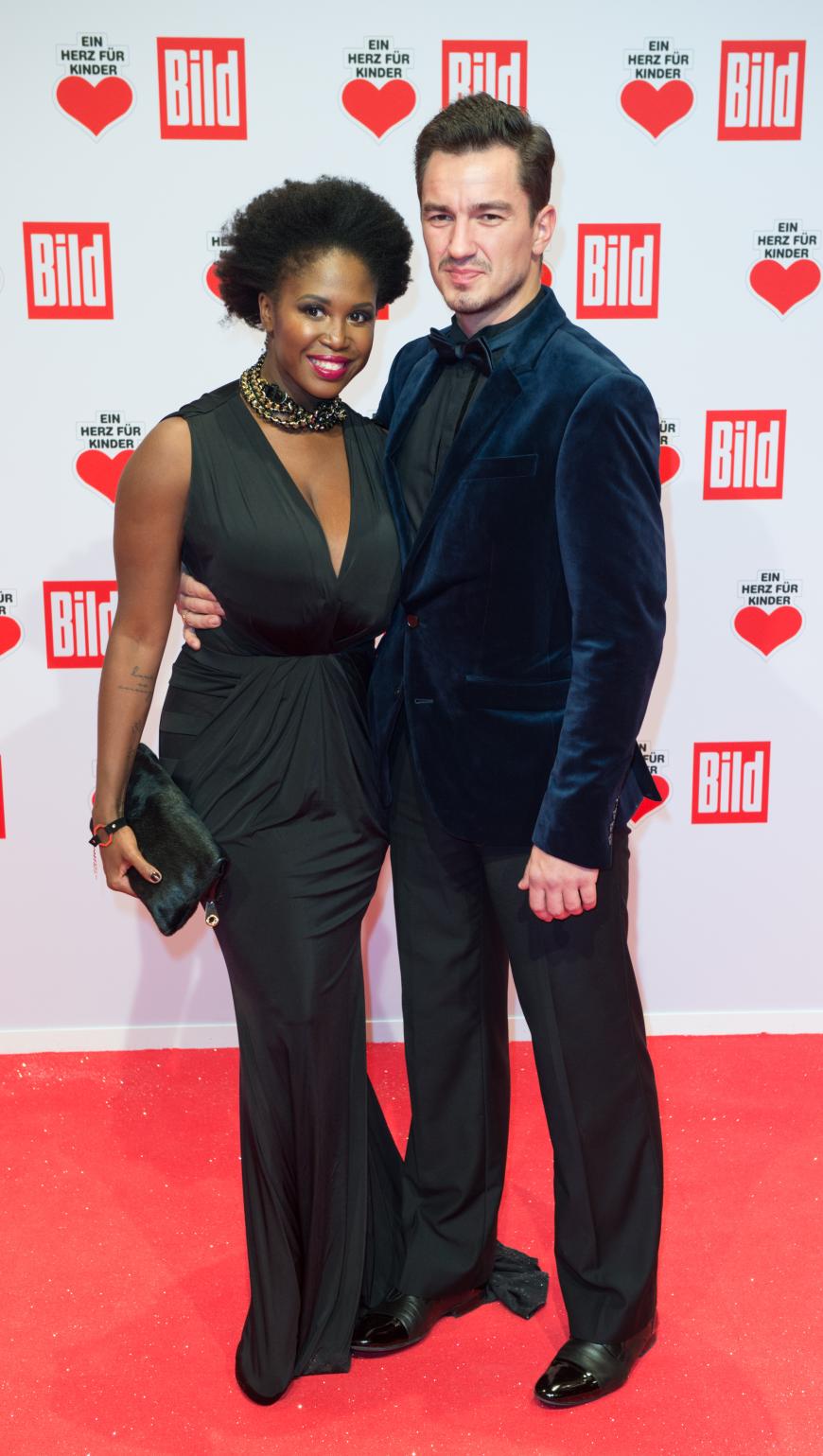 Süße Neuigkeiten: Motsi Mabuse und ihr Freund Evgenij Voznyuk sind verlobt! Im Juni sollen dann schon die Hochzeitsglocken leuten.