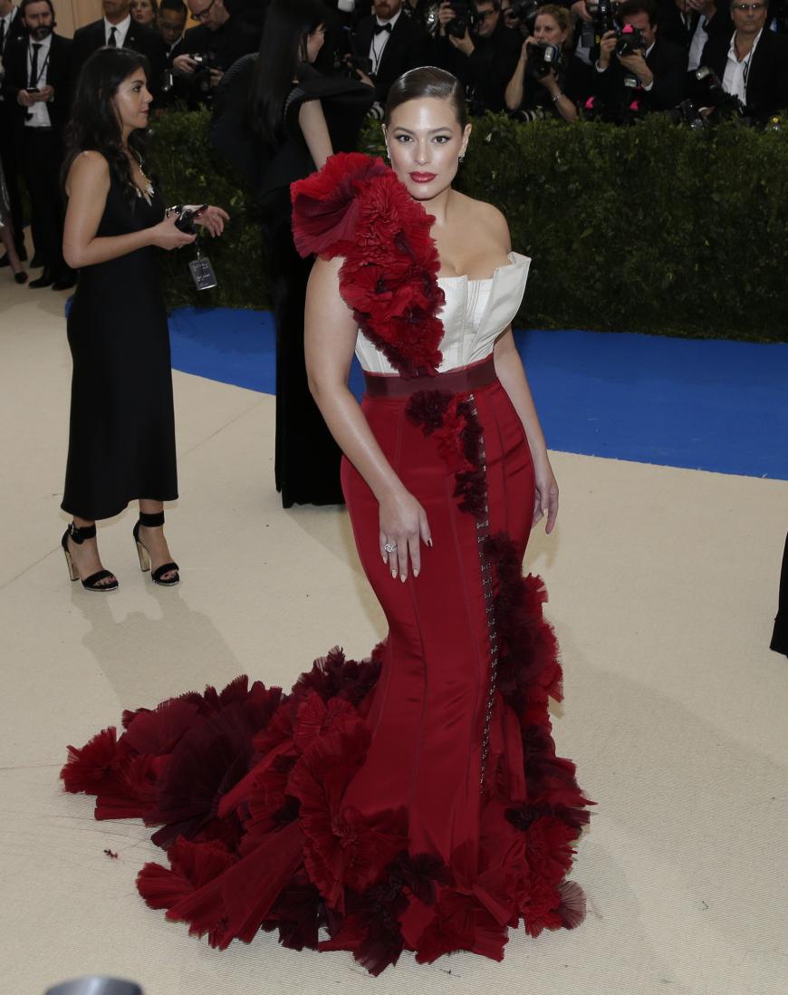 Plussize-Model Ashley Graham lief in einem maßgeschneiderten Kleid von H&M über den Red Carpet.