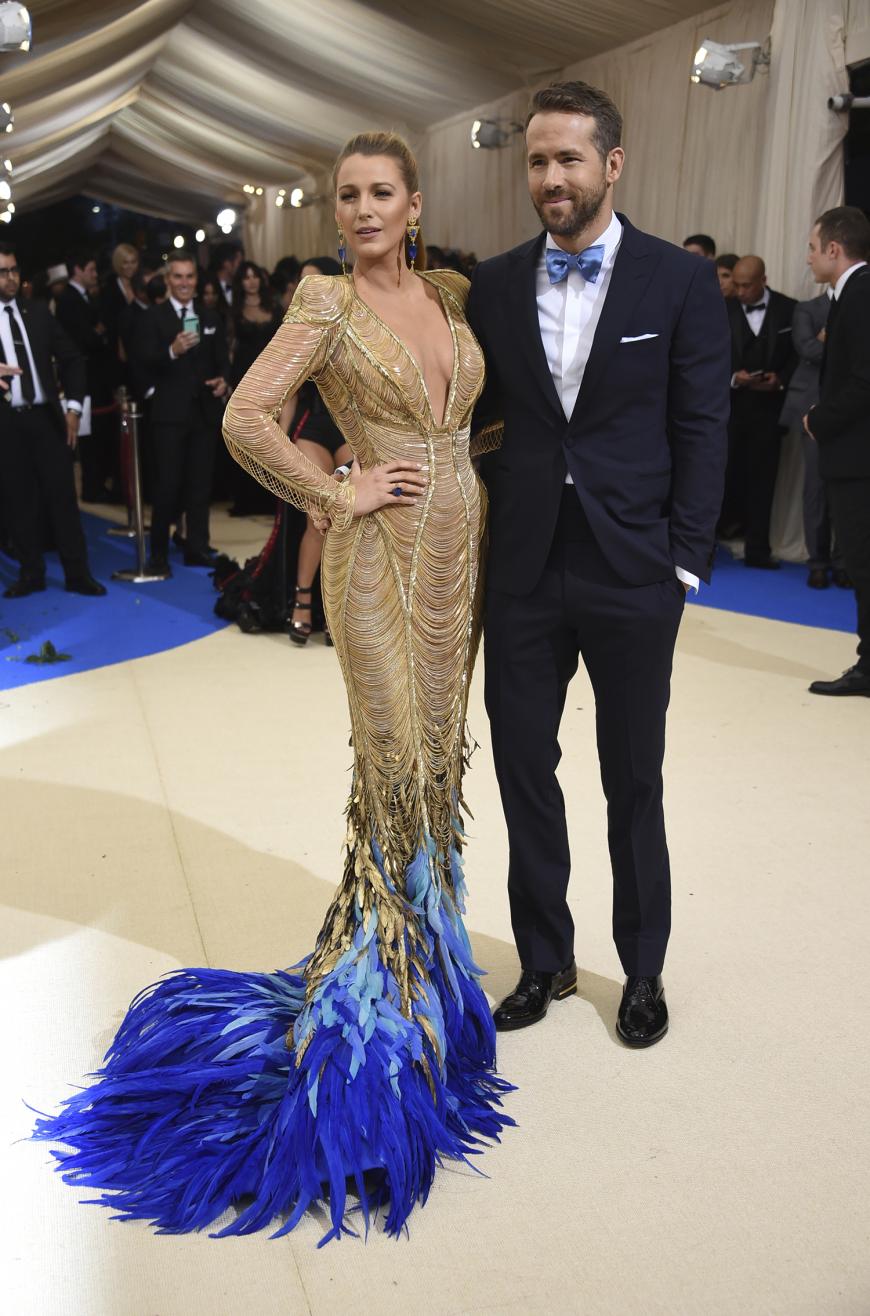 Blake Lively, 29, mit Ehemann Ryan Reynolds, 40, in einem Kleid von Atelier Versace.