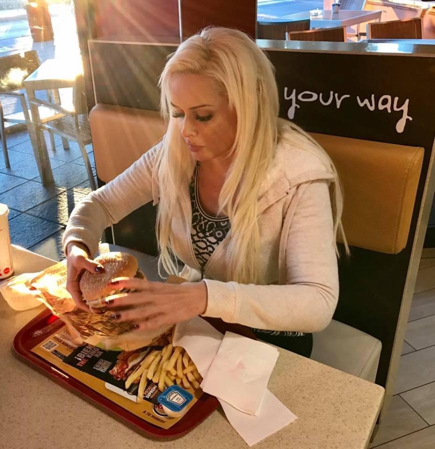 Und endet meist mit einem leckeren Burger oder ähnlichem Fastfood.