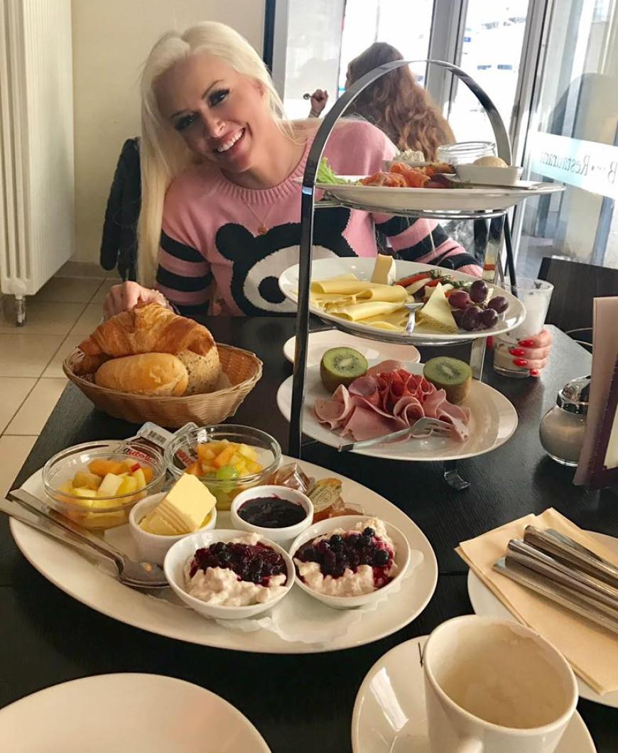 An einem Tag am Wochenende darf Daniela essen worauf sie Lust hat - das fängt bei einem reichhaltigen Frühstück an.