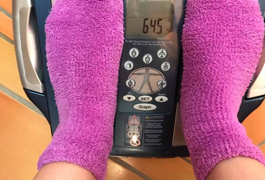Selbst aus ihrem Gewicht macht Daniela kein Geheimnis und postet ein Foto beim Wiegen auf Facebook.