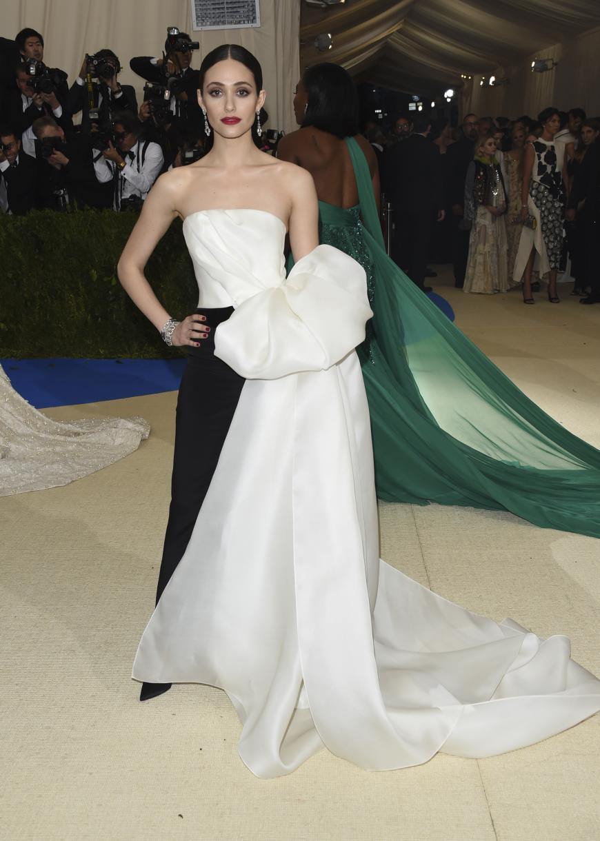Sängerin Emmy Rossum, 30, setzt auf einen eleganten Schwarz-Weiß-Look von Carolina Herrera.