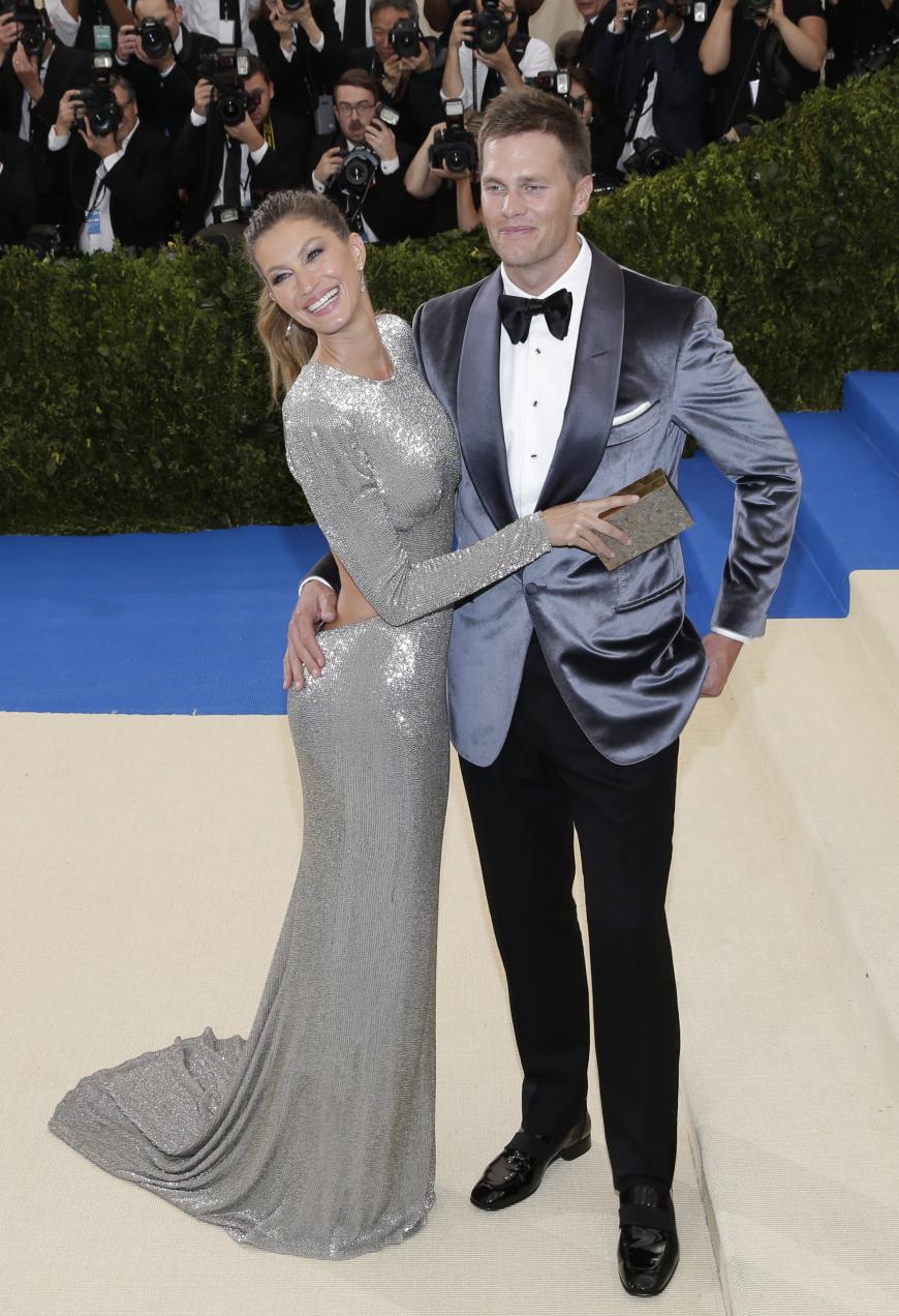 Bis über beide Ohren strahlte Gisele Bündchen, 36, mit ihrem Mann Tom Brady, 39. Das Model trägt ein Kleid von Stella McCartney.