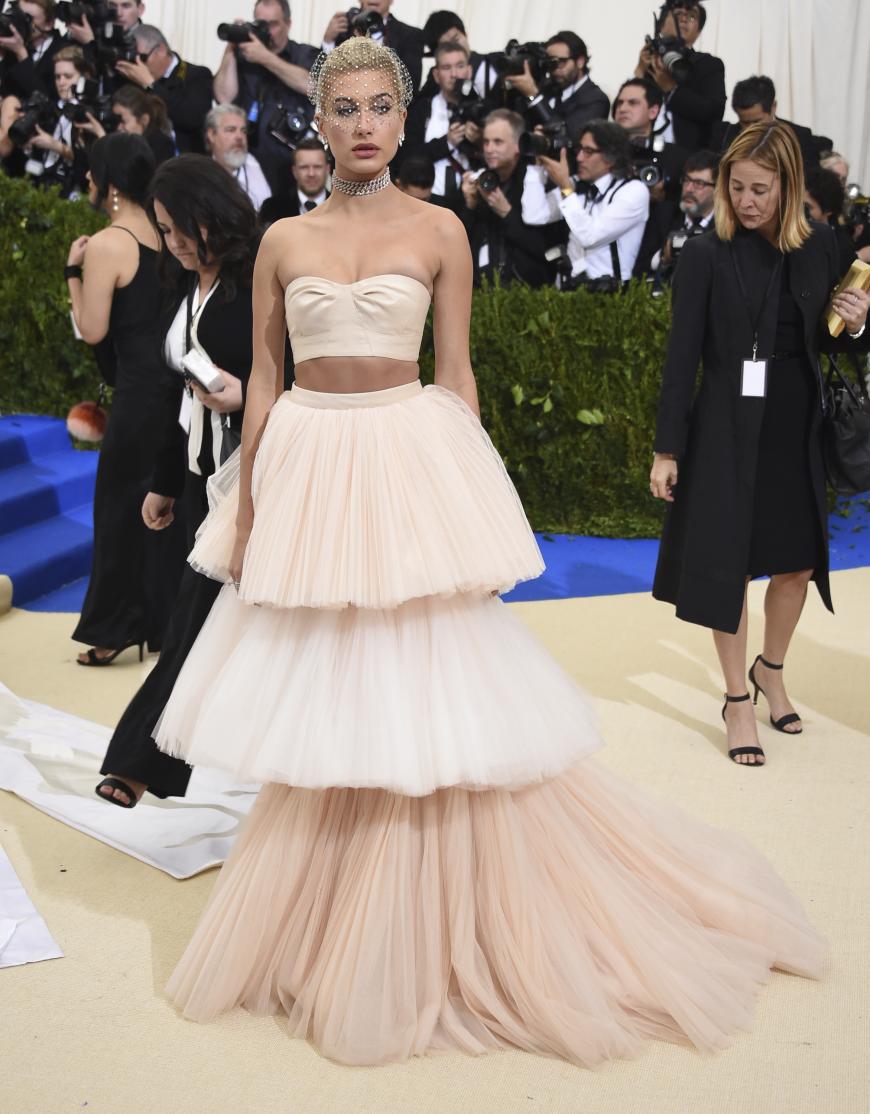 Hailey Baldwin, 20, setzt auf XXL-Rüschen von Carolina Herrera.