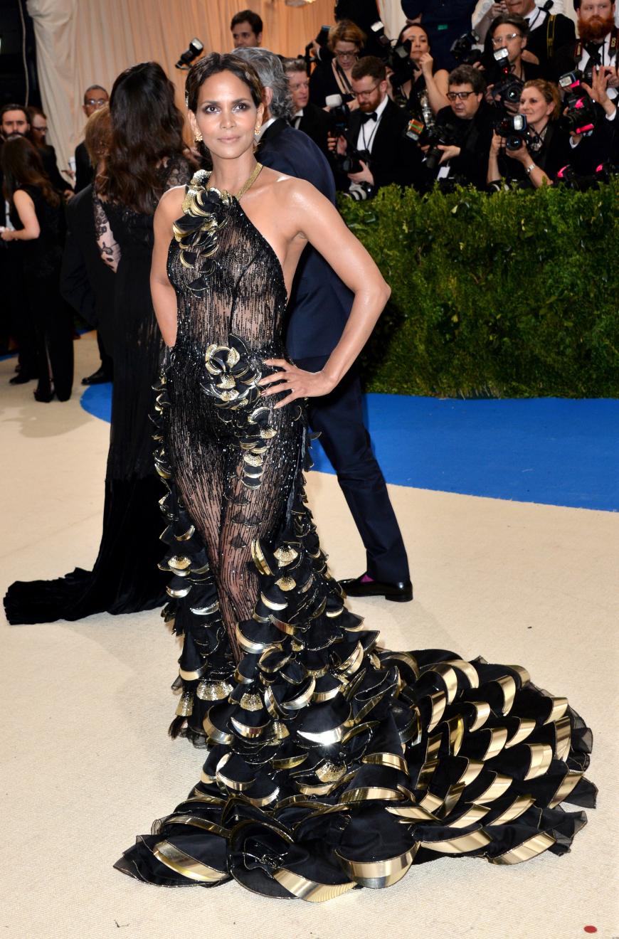 Schauspielerin Halle Berry, 50, in Atelier Versace.