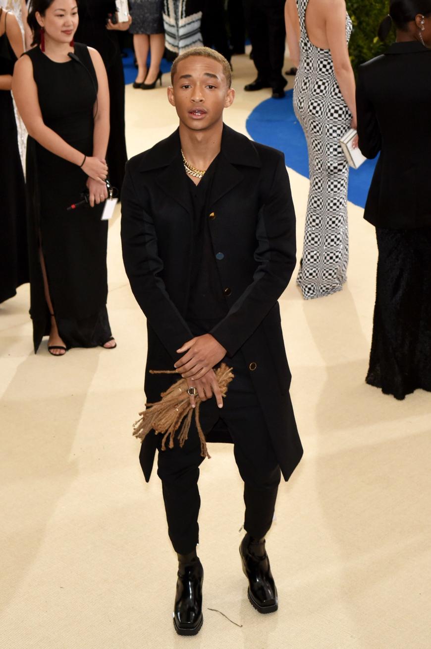 Jaden Smith, 18, ist für seine crazy Looks bekannt. In diesem Jahr hat er sich mit seinem Outfit zurück gehalten, dafür trägt er seine Dreadlooks, von denen er sich erst vor wenigen Wochen getrennt hat, als Accessoire über den Red Carpet.