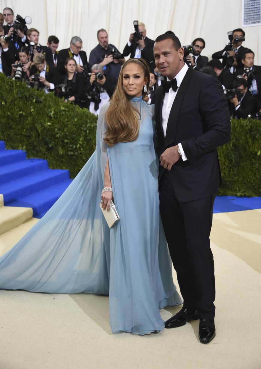 Sängerin Jennifer Lopez, 47, mit ihrem neuen Freund Alex Rodriguez, 41, in einem blauen Kleid von Valentino.