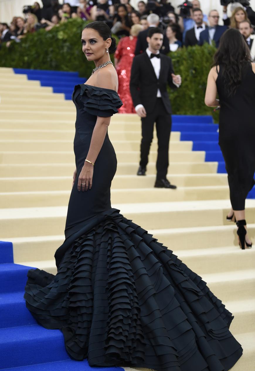 Schauspielerin Katie Holmes, 38, erschien in einem nachtblauen Abendkleid von Zac Posen.