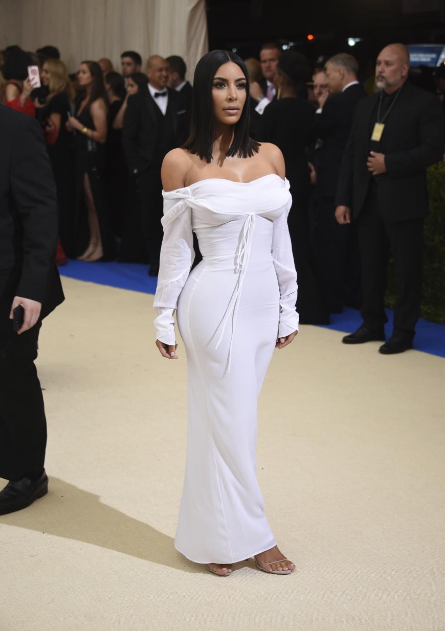 Kim Kardashian, 36, erschien ohne Ehemann Kayne West, 39, und überraschend unauffällig (ohne Schmuck!) in einem Kleid von Vivienne Westwood.