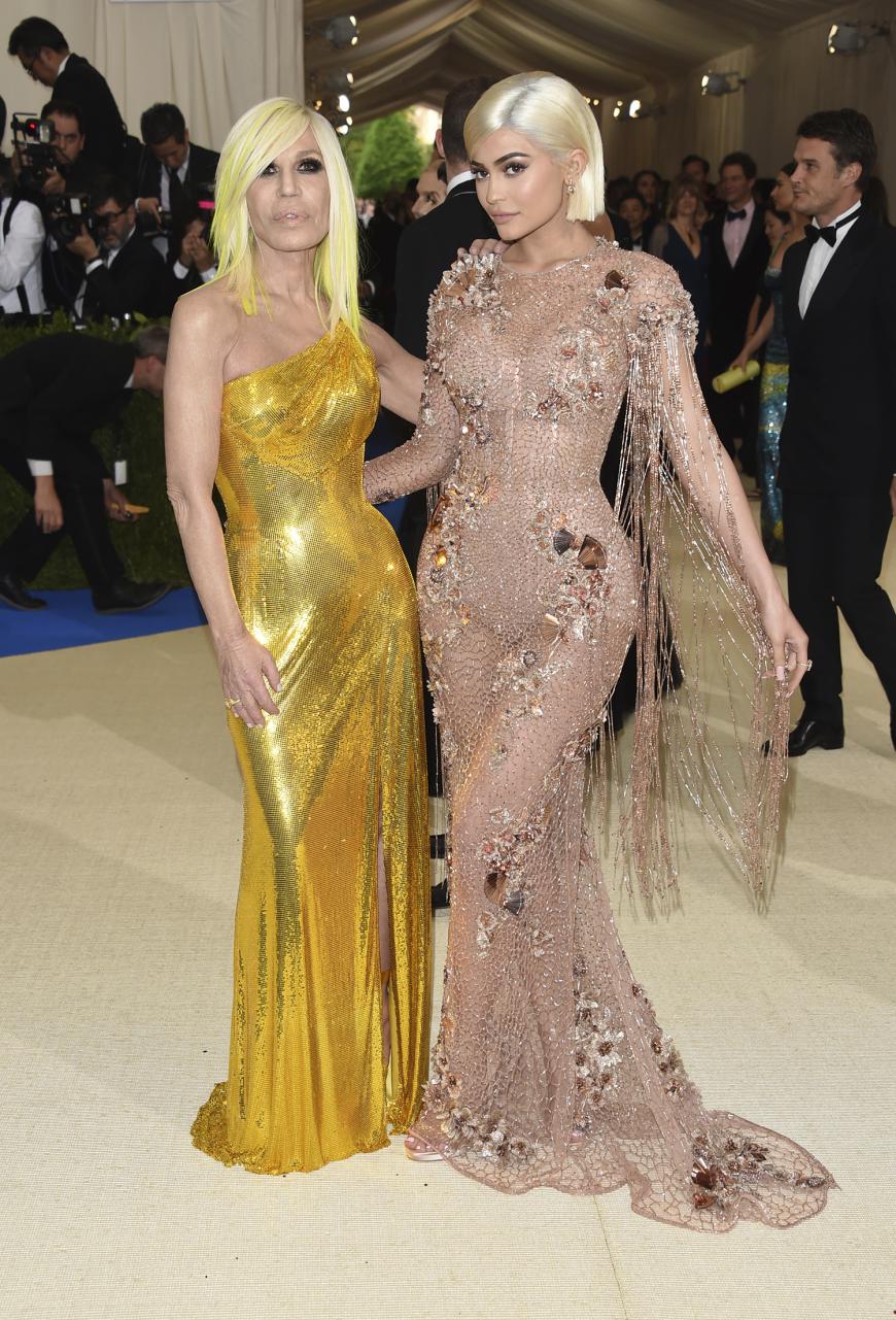 Kylie Jenner, 19, posiert mit Donatella Versace, 62, in einem Kleid der Designerin.