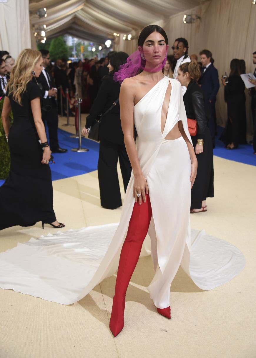 Model Lily Aldridge, 31, in einem Ralph Lauren Kleid und Balenciaga Stiefeln.