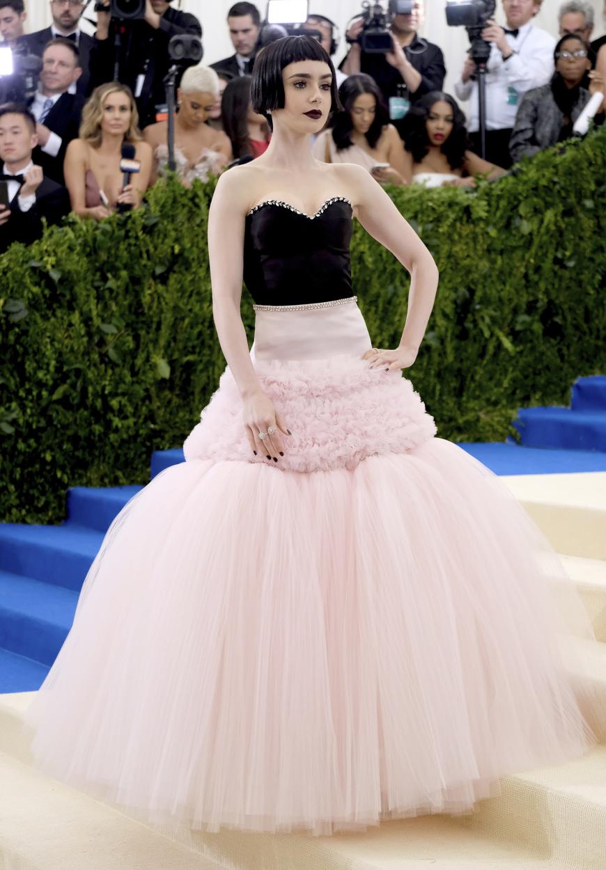 Schauspielerin Lily Collins, 28, trägt Giambattista Valli.