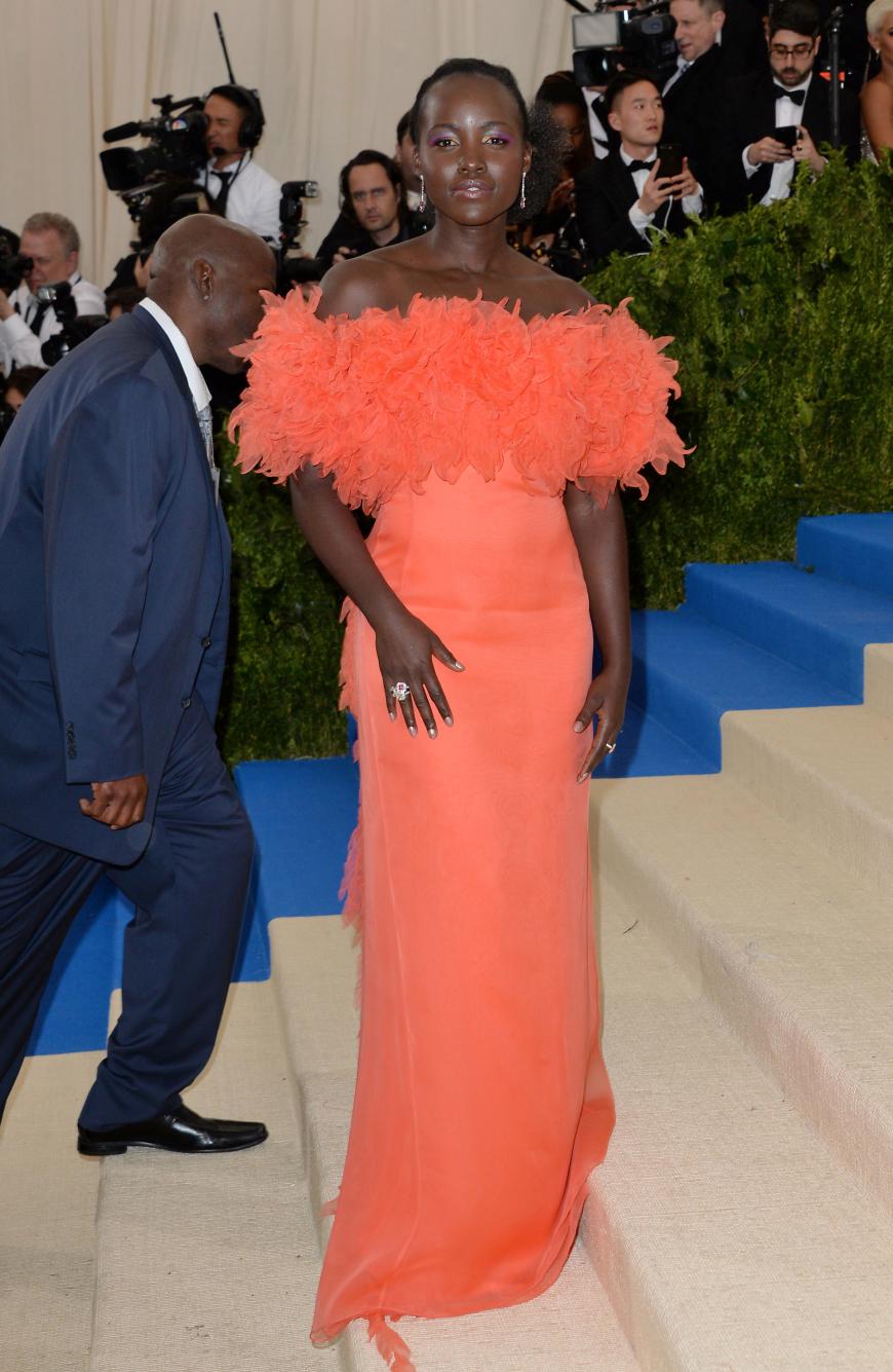 Oscar-Preisträgerin Lupita Nyong'o, 34, trägt ein knall-oranges Kleid von Prada.