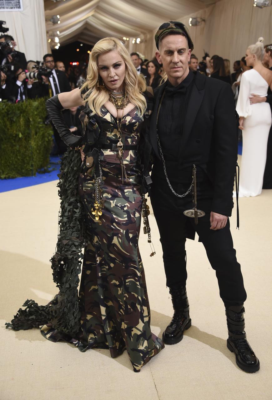 Madonna, 58, posiert mit Designer Jeremy Scott, 41, und einem Moschino-Dress.