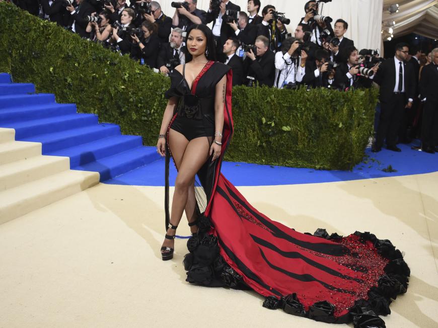Nicki Minaj, 34, exzentrisch wie immer, in einem Kleid von Moschino.